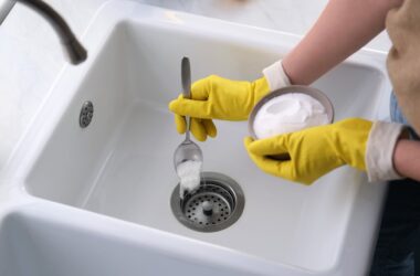 Je afvoer ontstoppen met soda? Dit is de beste manier!